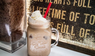 Ice coffee eli jääkahvi jäillä ja maidolla