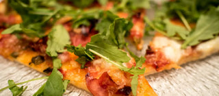 Itse tehty pizza rapealla pohjalla ja tomaattikastikkeella