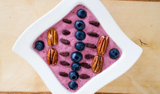 Smoothie bowl marjoista, banaanista ja avokadosta