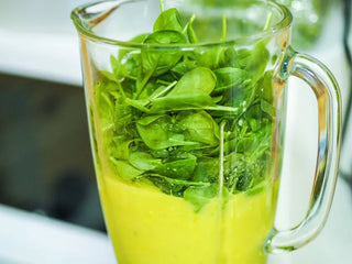 Terveellinen vihersmoothie pinaatista, mangosta ja avokadosta